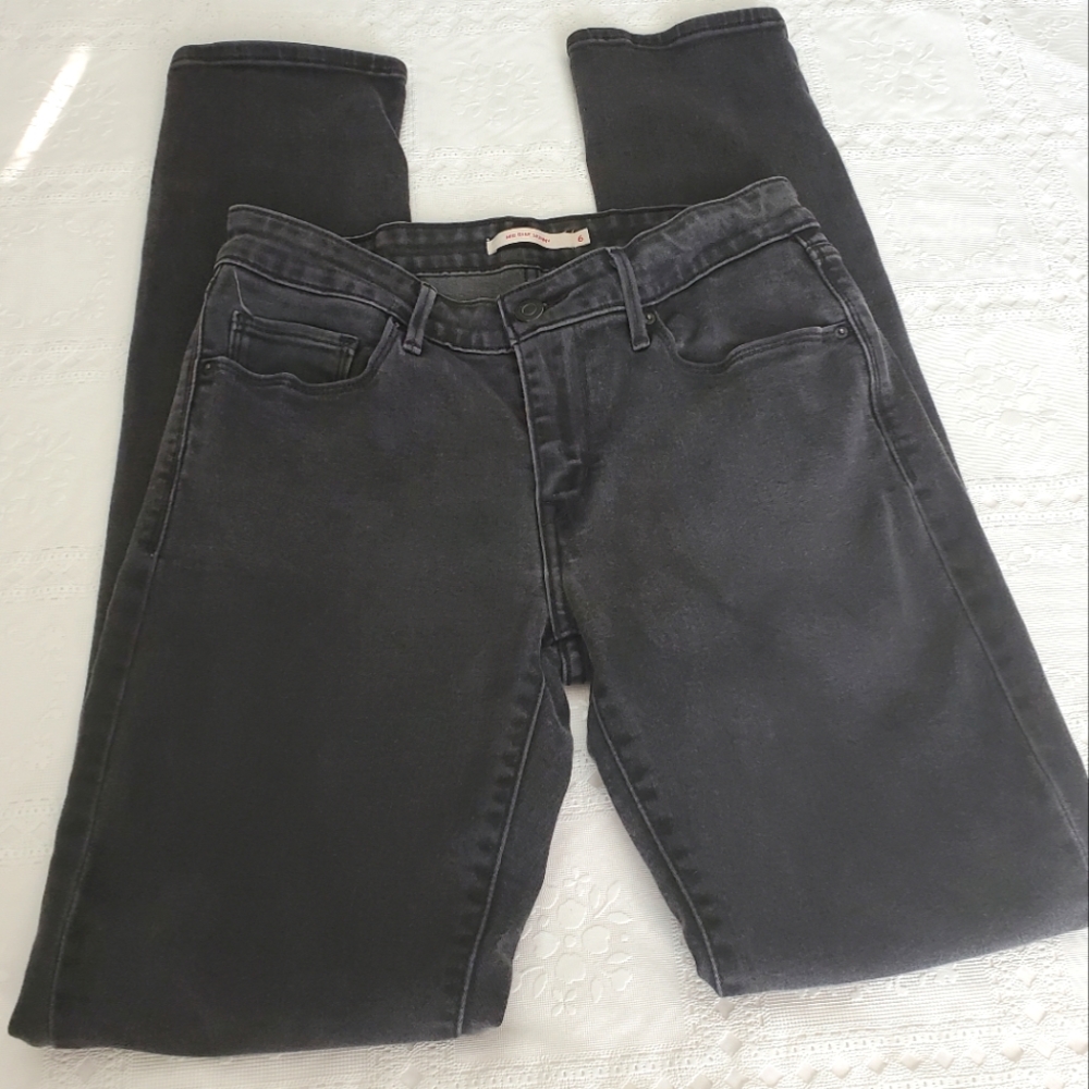 Black Levis Mid-rise skinny size 6